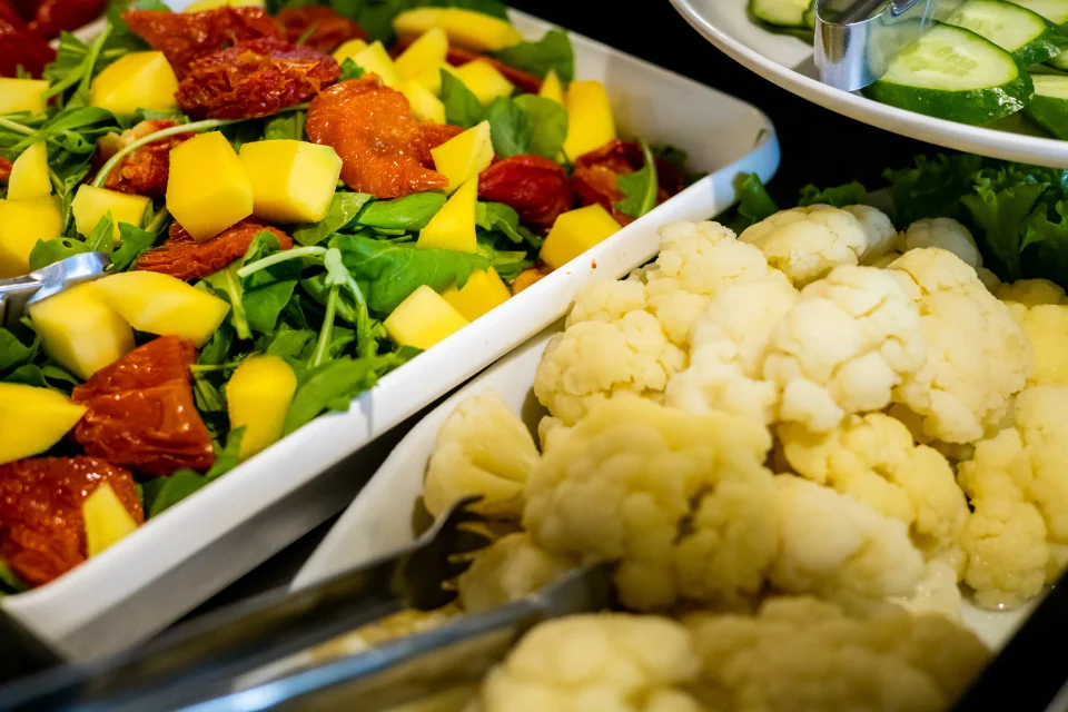 Salada colorida e couve-flor no buffet livre