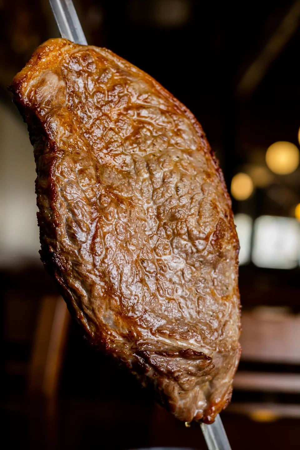 Peça de carne assada no espeto, pronta para ser fatiada
