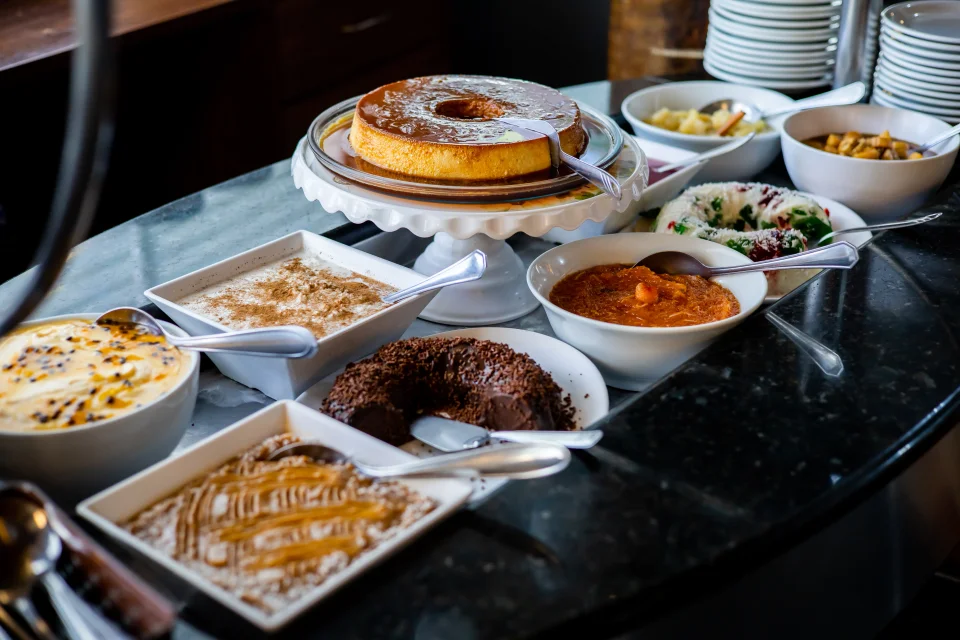 Buffet de sobremesas com bolos e doces variados