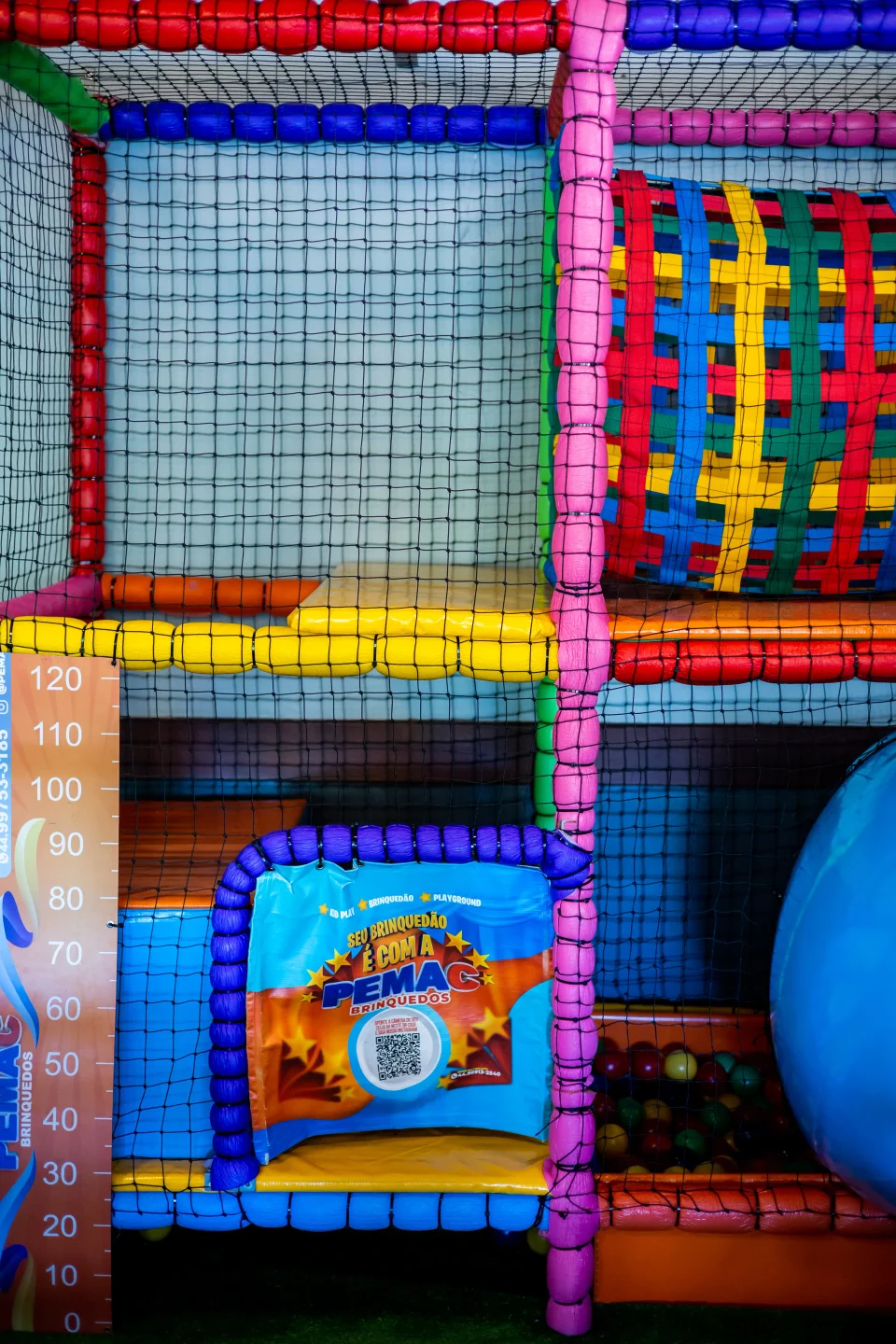 Brinquedos coloridos do playground, com escorregador e túnel